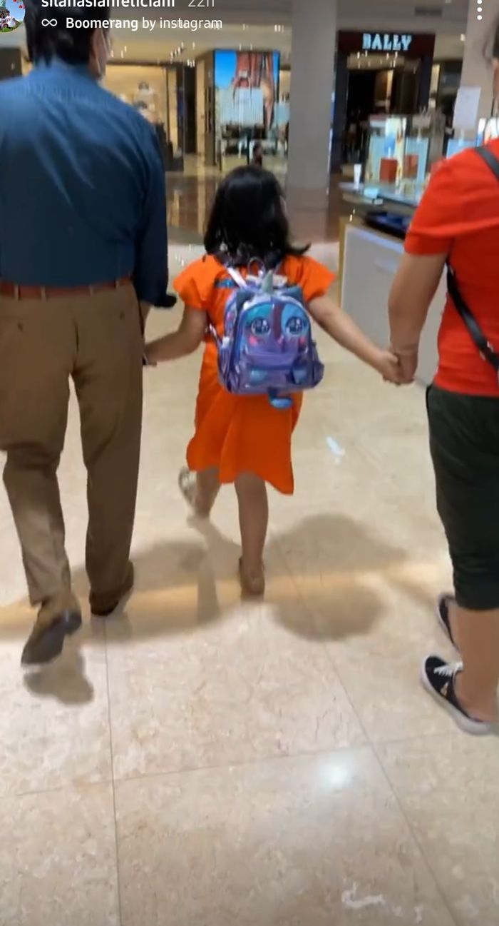 Hotma Sitompul jalan-jalan di mall bersama cucunya.