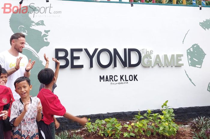Gelandang Persib Bandung Marc Klok yang meresmikan wajah baru Lapangan Olahraga RPTA Cipinang Besar Utara, Jakarta Timur. Dalam peresmian ini dihadiri deretan pemain timnas Indonesia.
