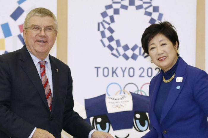 Ketua Komite Olimpiade Intenasional, Thomas Bach (kiri) dan Gubernur Tokyo, Yuriko Koike (kanan) saat pengumpulan sampah ponsel di Kantor Pemerintahan Tokyo (25/11/2018).