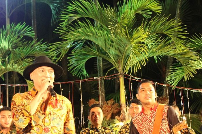 Anji dan Ade Govinda menyumbangkan lagu untuk kedua mempelai