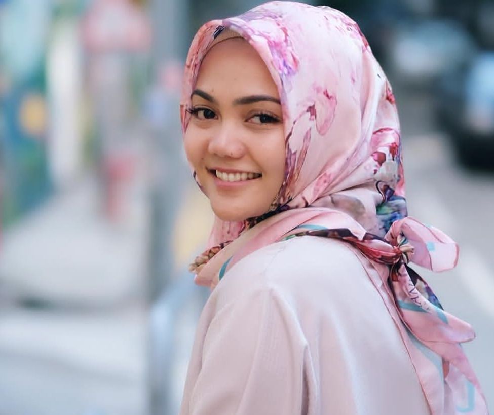 Mengenang Inspirasi Gaya Hijab Rina Nose Dengan Busana Santun Mengenang Inspirasi Gaya Hijab Rina Nose Dengan Busana Santun