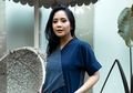 Tampil Cuek Habis Mandi dengan Handuk di Kepala, Nagita Slavina Justru Bikin Salfok dengan Tas Mewah yang Dipakai!
