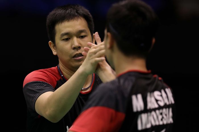 Mohammad Ahsan/Hendra Setiawan saling bersalaman usai memastikan kemenangan di semifinal Hong Kong Open 2019 yang dilaksanakan di Hong Kong Coliseum, Hong Kong, Sabtu (16/11/2019).