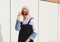 Inspirasi Mix and Match Hijab dan Kacamata Retro Ala Tantry Namirah