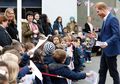 Seorang Anak Tak Percaya Bahwa Orang di Hadapannya Pangeran, Begini Reaksi Pangeran Harry