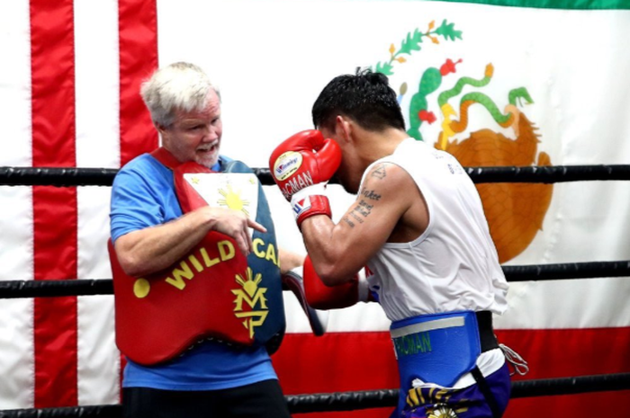 Freddie Roach (kiri) bersama dengan Manny Pacquiao (kanan)