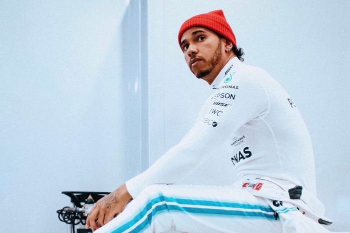 Pembalap F1 dari tim Mercedes, Lewis Hamilton berpose dalam sebuah pemotretan