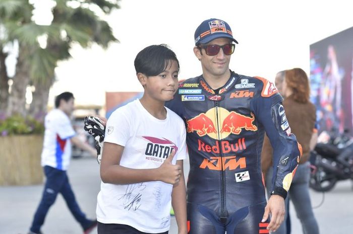 Johann Zarco saat berpose dengan penggemarnya pada MotoGP Qatar beberapa waktu lalu