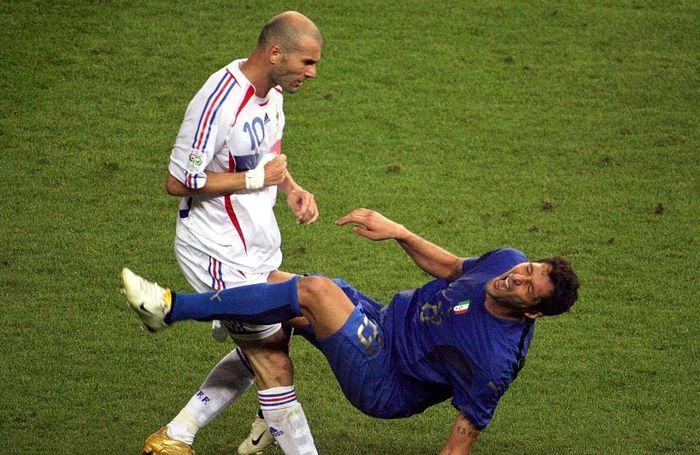 Insiden tandukan Zinedine Zidane ke Marco Materazzi di final Piala Dunia 2006.
