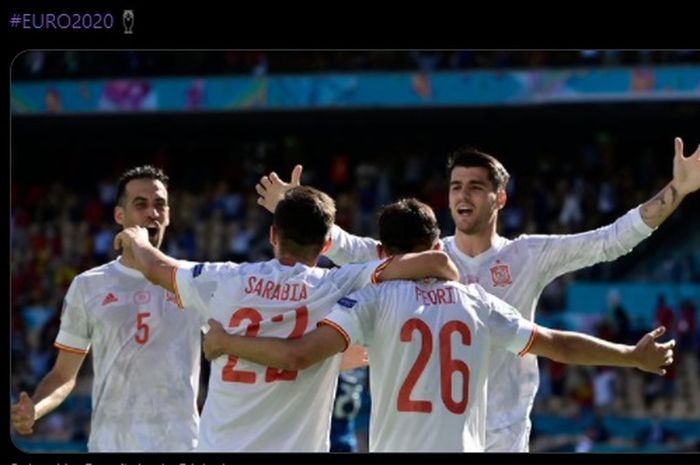 Para pemain timnas Spanyol merayakan gol ketiga La Furia Roja ke gawang Slovakia yang dicetak oleh Pablo Sarabia.