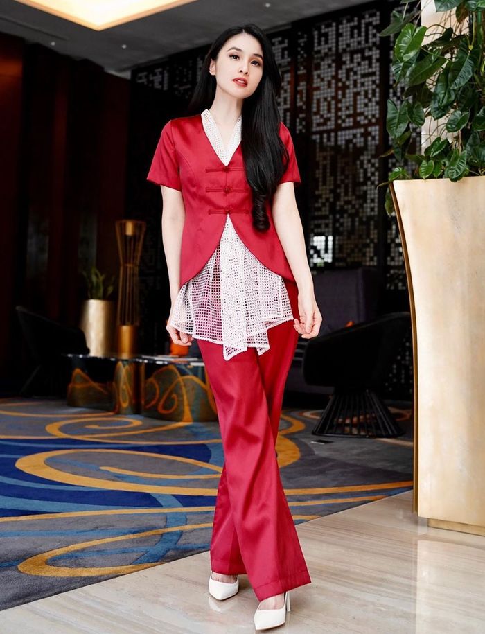 Penampilan elegan modis Sandra Dewi