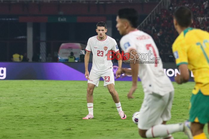 Bek timnas Indonesia, Justin Hubner (kiri), sedang menguasai bola saat bertanding di Stadion Utama Gelora Bung Karno, Senayan, Jakarta, Selasa (10/9/2024).