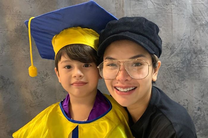 Nikita Mirzani dan Azka Raqilla, putra keduanya