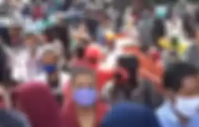 Ribuan warga Surabaya mengantre.