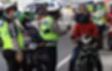 Polisi dan pengendara motor (Ilustrasi)