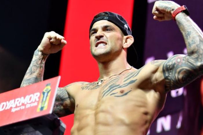 Petarung kelas ringan UFC, Dustin Poirier, dalam sesi timbang badan UFC 264.