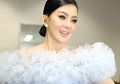 Pamer Tampilan Super Seksi, Syahrini Kepergok Pakai Mini Dress Belahan Dada Rendah yang Curi Perhatian