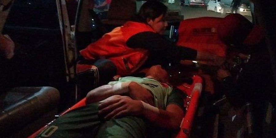 Detik-detik Kiper Timnas Indonesia Dilarikan ke Rumah Sakit Pakai Ambulans dengan Alat Bantu Pernapasan Terpasang