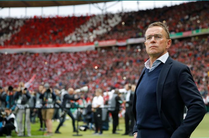 Eks pelatih RB Leipzig, Ralf Rangnick, dilaporkan tertarik menggantikan posisi Ole Gunnar Solskjaer di Manchester United.