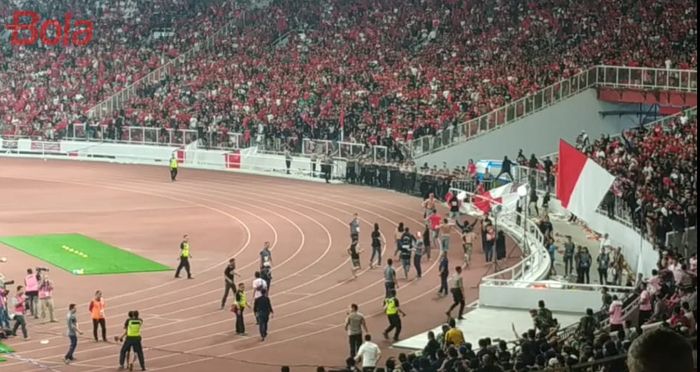 Oknum suporter masuk ke lapangan berusaha menyerang suporter timnas Malaysia, di Stadion Utama Gelora Bung Karno (SUGBK), 5 September 2019.