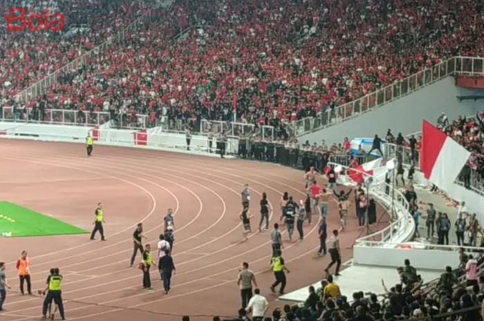 Oknum suporter masuk ke lapangan berusaha menyerang suporter timnas Malaysia, di Stadion Utama Gelora Bung Karno (SUGBK), 5 September 2019.