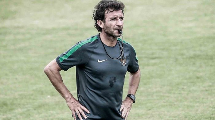 Luis Milla saat memimpin latihan timnas Indonesia.