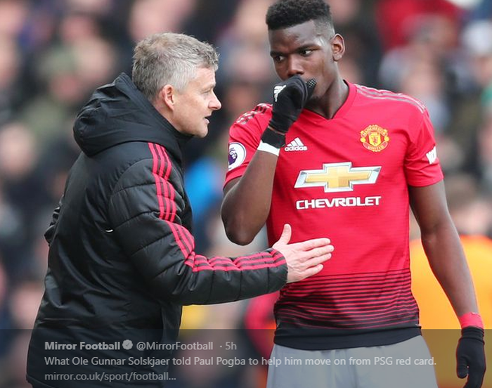 Pelatih Manchester United, Ole Gunnar Solskjaer (kiri), berbicara dengan gelandang Paul Pogba.