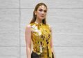 Cantik Modis di Trotoar Korea, Luna Maya Curi Perhatian Saat Tenteng Tas Mungil Seharga Ratusan Juta Rupiah