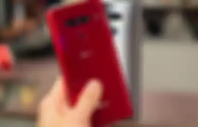 LG G8S ThinQ (merah) dan LG G8 (silver)