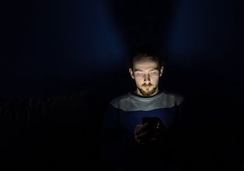 Miliki Kebiasaan Begadang Sembari Asyik Main Handphone di Malam Hari, Nasib Pria Muda Ini Berakhir Tragis Tatkala Dokter Mendiagnosis Penyakit Berbahaya Ini!