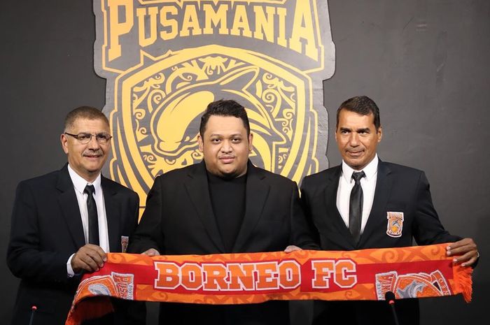 Juru taktik Borneo FC, Edson Tavares (kiri) bersama Presiden Klub, Nabil Husein (tengah), dan pelatih fisik tim Humberto (kanan), dalam sesi perkenalan di Stadion Segiri, Samarinda, pada Senin (20/1/2020).
