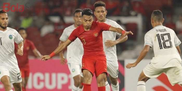 Aksi pemain timnas Indonesia, Alfath Fathier saat menghadapi timnas Timor Leste, pada laga kedua fase Grup B Piala AFF 2018, di Stadion Utama Gelora Bung Karno, Selasa (13/11/2018).
