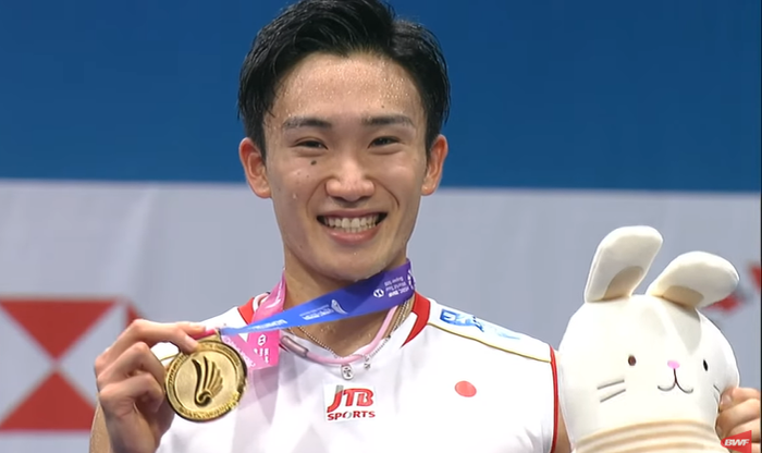 Kento Momota berpose di podium juara tunggal putra Korea Open 2019, di Incheon Airport Skydome, Incheon, Korea Selatan, Minggu (29/9/2019).