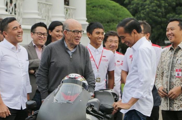Presiden RI, Joko Widodo (dua dari kiri), menerima CEO Dorna Carmelo Ezpeleta di Istana Kepresidenan Bogor, Jawa Barat, 11 Maret 2019. Indonesia akan menjadi salah satu tuan rumah balapan MotoGP pada 2022.