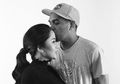 30 Hari Kepergian Sang Suami, Mutia Ayu Unggah Foto Berdua dengan Glenn Fredly dan Tuliskan Pesan Menyayat Hati: Bantu Aku...