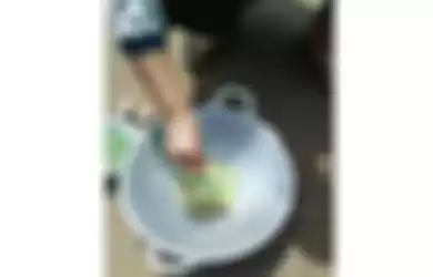 Viral video netizen goreng telur di bawah sinar matahari