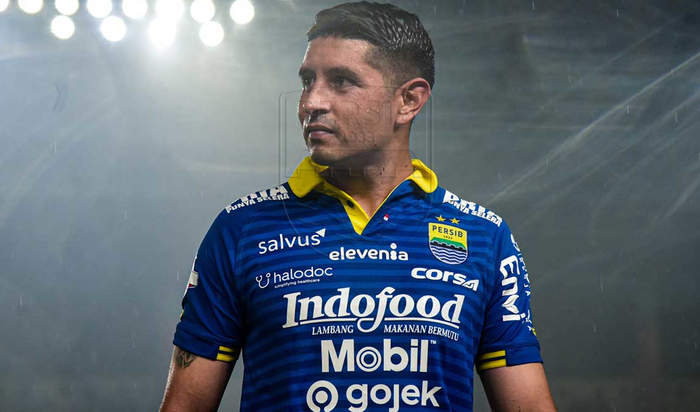 Gelandang Persib Bandung, Esteban Vizcarra, saat bertanding menghadapi Badak Lampung FC di Stadion Si Jalak Harupat, Soreang, Bandung, pada Senin (16/12/2019)