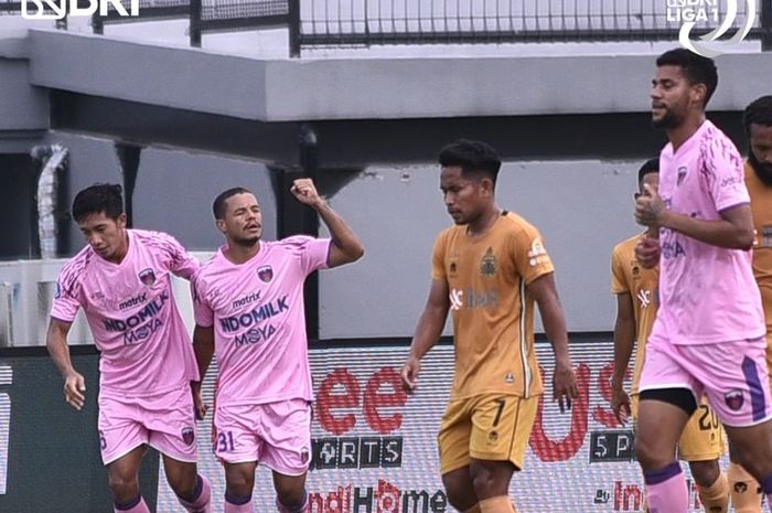 Pemain Persita Tangerang melakikan selebrasi setelah mencetak gol ke gawang Bhayangkara FC pada laga pekan ke-28 di Stadion Kapten I Wayan Dipta, Gianyar, Selasa (1/3/2022).