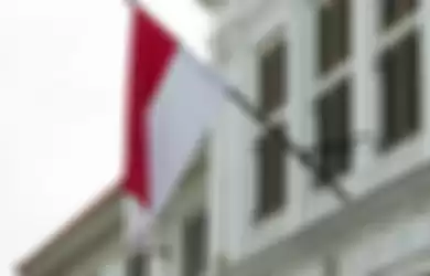 Mengibarkan bendera merah putih dilakukan dari 1-31 Agustus 2022.