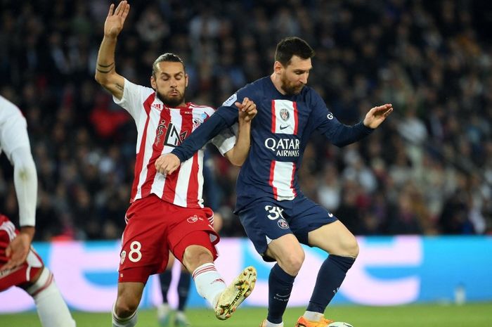 LIonel Messi (kanan) jadi starter dalam laga PSG vs Ajaccio di pekan ke-35 Liga Prancis (13/5/2023).