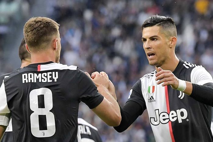 Pemain Juventus, Cristiano Ronaldo dan Aaron Ramsey merayakan gol yang dicetaknya ke gawang Hellas Verona di laga pekan keempat Liga Italia