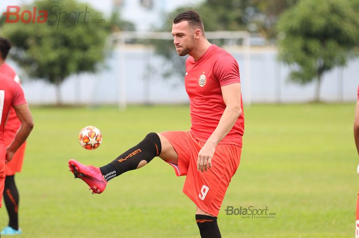 Striket asing Persija Jakarta, Marko Simic, sedang melakukan jugling bola ketika menjalani latihan di Lapangan Sutasoma, Halim, Jakarta Timur (11/3/2020)