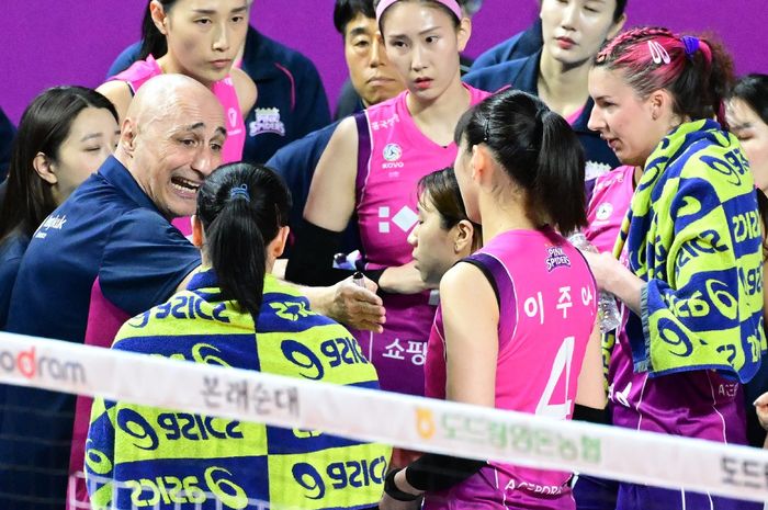 Pelatih Incheon Heungkuk Life Pink Spiders, Marcello Abbondanza, memberikan arahan ke anak asuhnya saat menghadapi GS Caltex Seoul KIXX pada laga terakhir musim reguler Liga Voli Korea, Jumat 15 Maret 2024