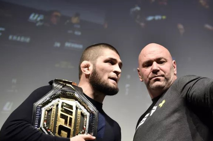 Khabib Nurmagomedov (kiri) dan Presiden UFC, Dana White.