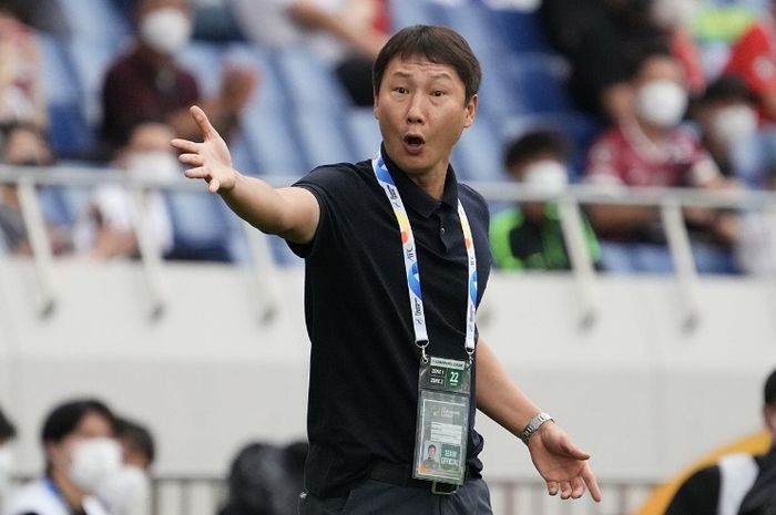 Kim Sang-sik menjadi pelatih timnas senior sekaligus U-23 Vietnam dengan kontrak dua tahun sejak 3 Mei 2024. Pria asal Korea Selatan ini menggantikan Philippe Troussier yang dipecat sejak 26 Maret 2024.