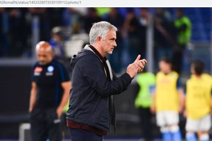 Pelatih AS Roma, Jose Mourinho, mengonfrontasi seorang jurnalis dalam konferensi pers sebelum pertandingan melawan Sampdoria, Sabtu (02/04/2022).
