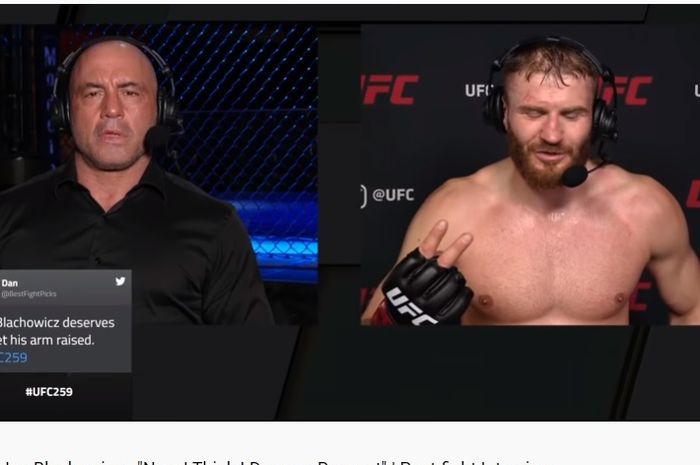 Joe Rogan mewawancarai Jan Blachowicz usai kemenangannya di UFC 259