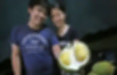 Rayakan Ulangtahun Pernikahan, Pasangan Ini Bagi-bagi 2.200 Kg Durian Selama 2 Hari!