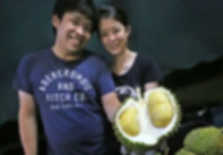 Rayakan Ulangtahun Pernikahan, Pasangan Ini Bagi-bagi 2.200 Kg Durian Selama 2 Hari!
