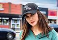 Alih-alih Nikmati Libur Lebaran, Luna Maya Justru Tertangkap Kamera Menangis di Atas Ranjang